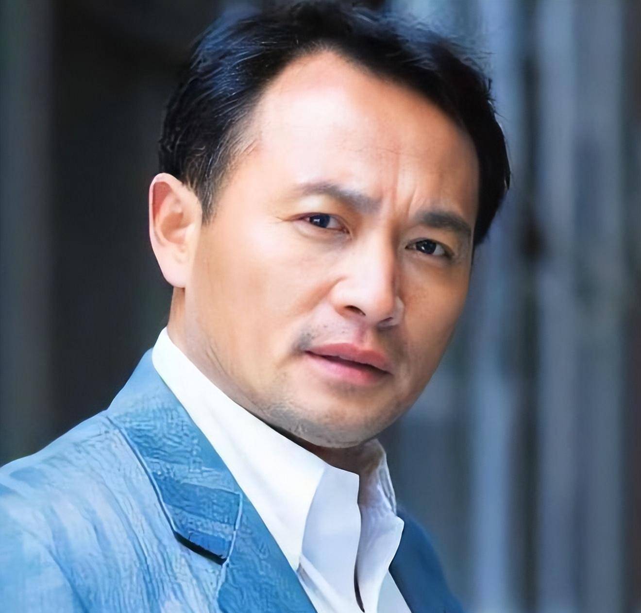 59岁丁志诚的"销声匿迹",是娱乐圈的悲哀和损失_姐姐_父母_弟弟