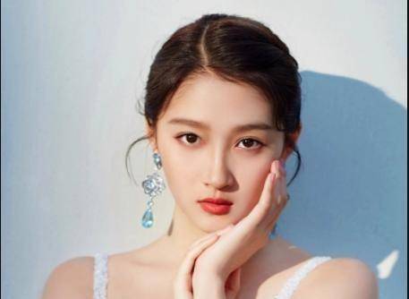 25岁吴宣仪碰上22岁关晓彤,两腿型差距明显,不是年轻就能赢得_身高