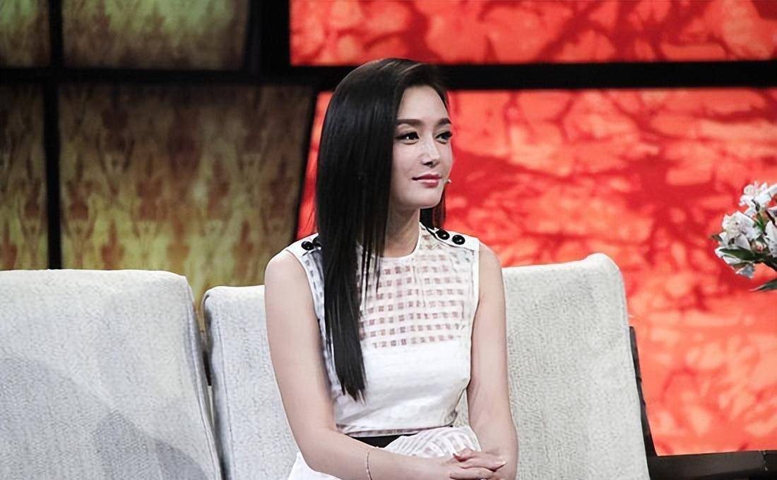 原来是评委组的疏忽,忘了加上秦岚的名字,幸亏有谢娜的帮助,要不秦岚