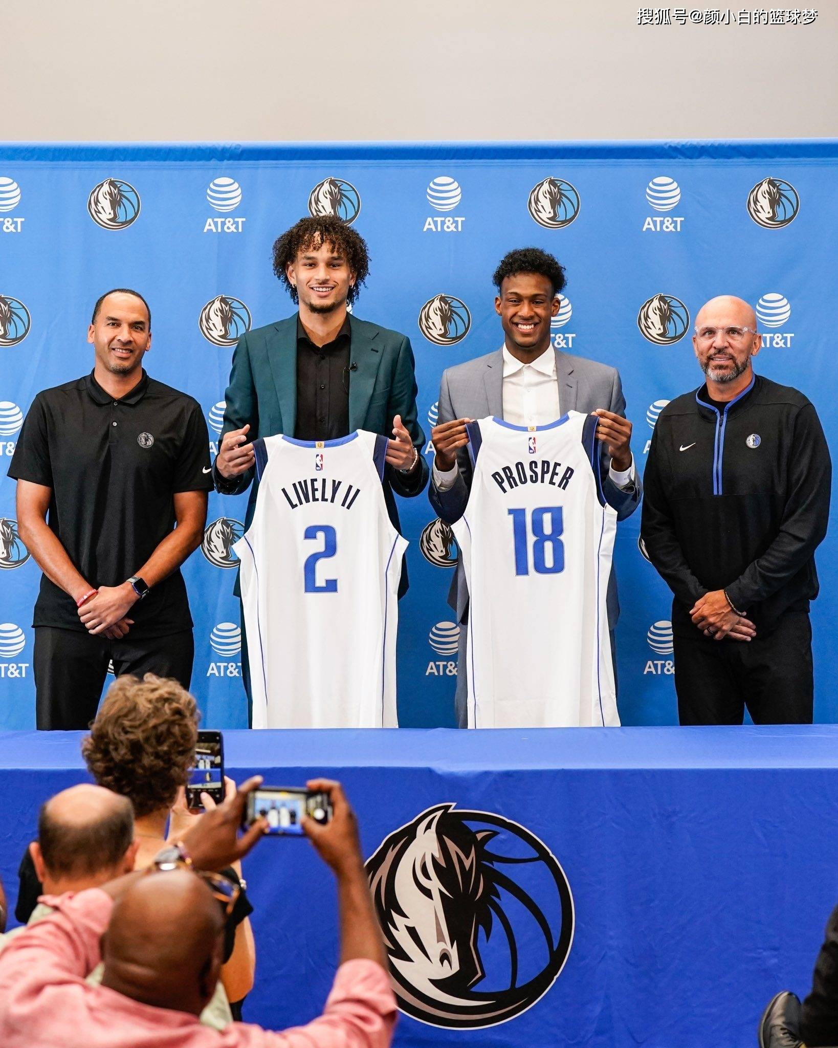 北京时间6月27日,达拉斯独行侠为两位新秀开了新闻发布会,12号秀莱夫