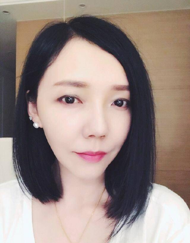 王学兵首晒全家福照,小15岁第三任娇妻好年轻,儿子长相随爸爸_老婆