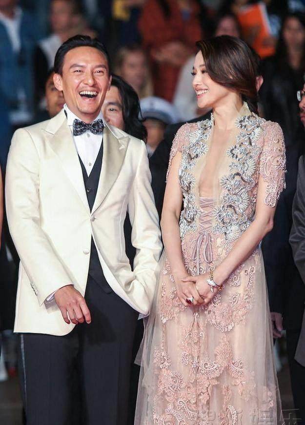 舒淇还曾与王力宏,彭于宴,余文乐传出绯闻,但最终于2016年嫁给了由