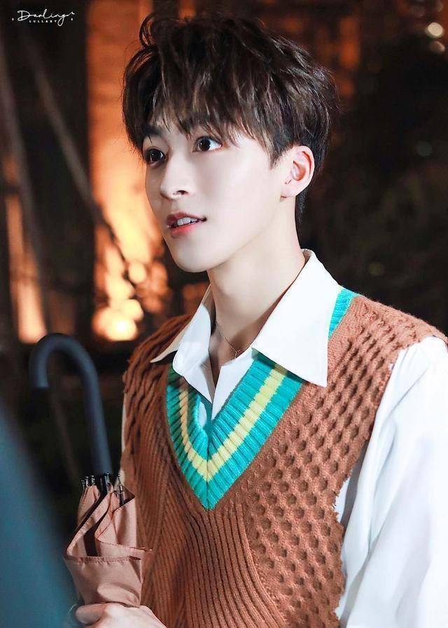 r1se何洛洛:两次与北电擦肩而过,今出演虚拟男友获一致好评_舞台_质疑