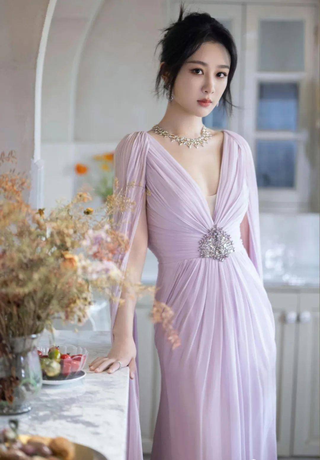 杨紫的身材不被重视,穿着深v薄纱连衣裙秀出事业线,非常漂亮