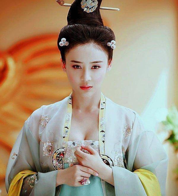 该剧中的袁姗姗造型娇俏可人,女人味十足,一出场就让人眼前一亮.