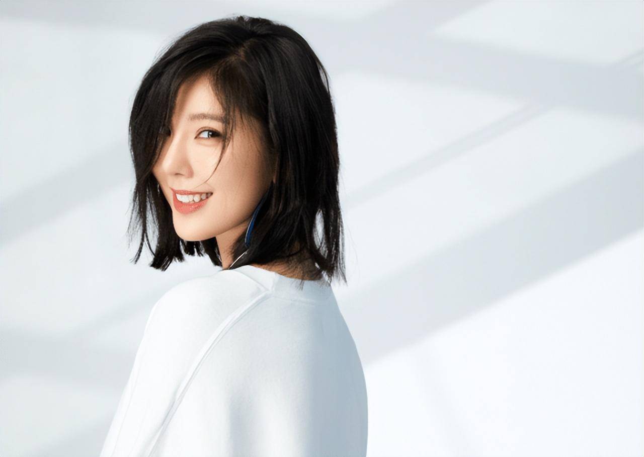 "宅男女神"赵奕欢,一位从不买名牌包包的女演员_运动包_明星_包贝尔