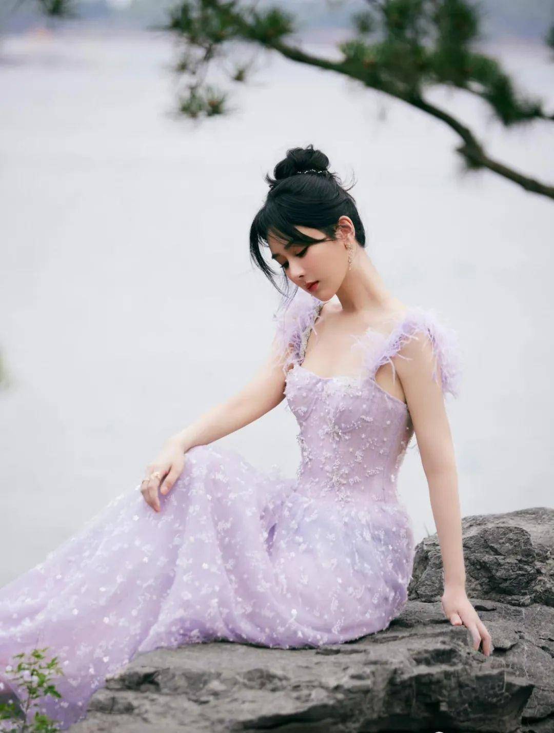 杨紫的身材不被重视,穿着深v薄纱连衣裙秀出事业线,非常漂亮_裙子