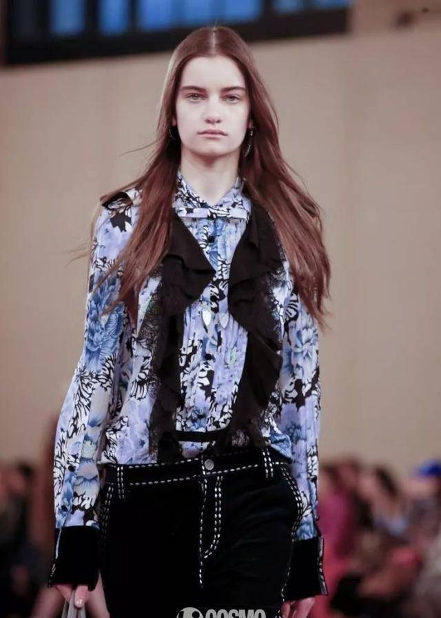 coach秀场明星穿搭大pk,木村光希穿大红皮草,郑秀晶穿黑皮外套_印花