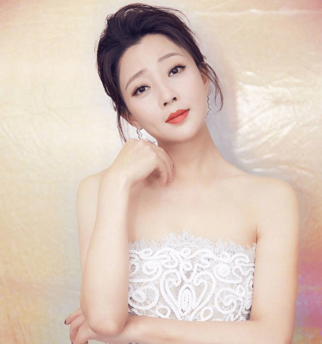 42岁的殷桃晒时尚照,一双大长腿时尚十足,一点不输腿膜_运动_身材