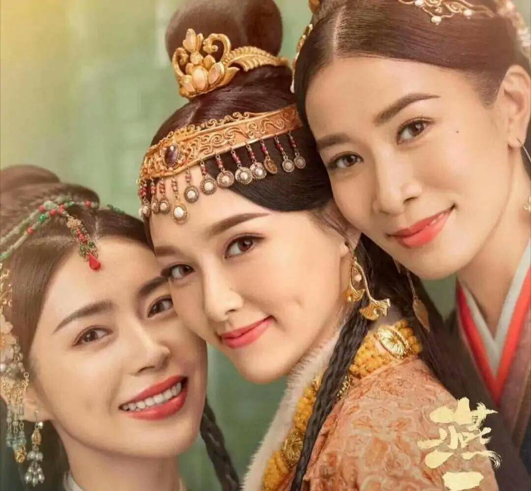 太平王和胡撵私下互动也很甜,谭凯说和佘诗曼吻戏让他激动哭了!