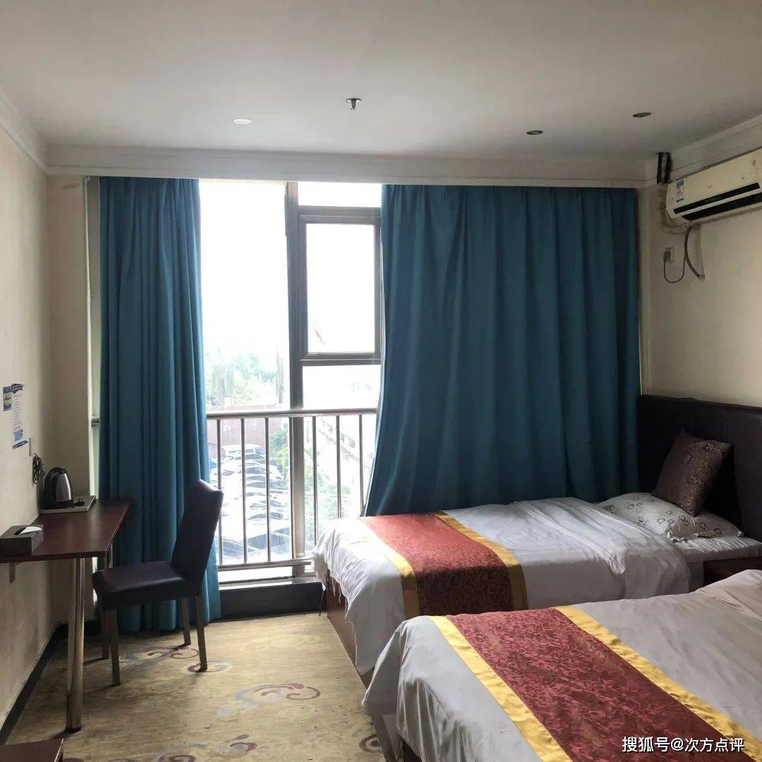 以香蕉fun酒店(民治店)为例:这家店原本是个老旧的小宾馆,每晚售价仅