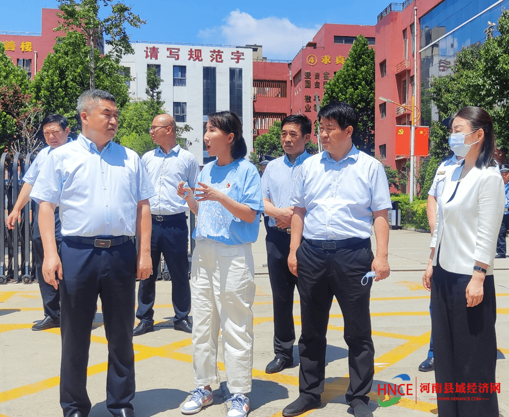 商丘梁园区区长薛天江到商丘市第一回民小学调研学校食品安全工作