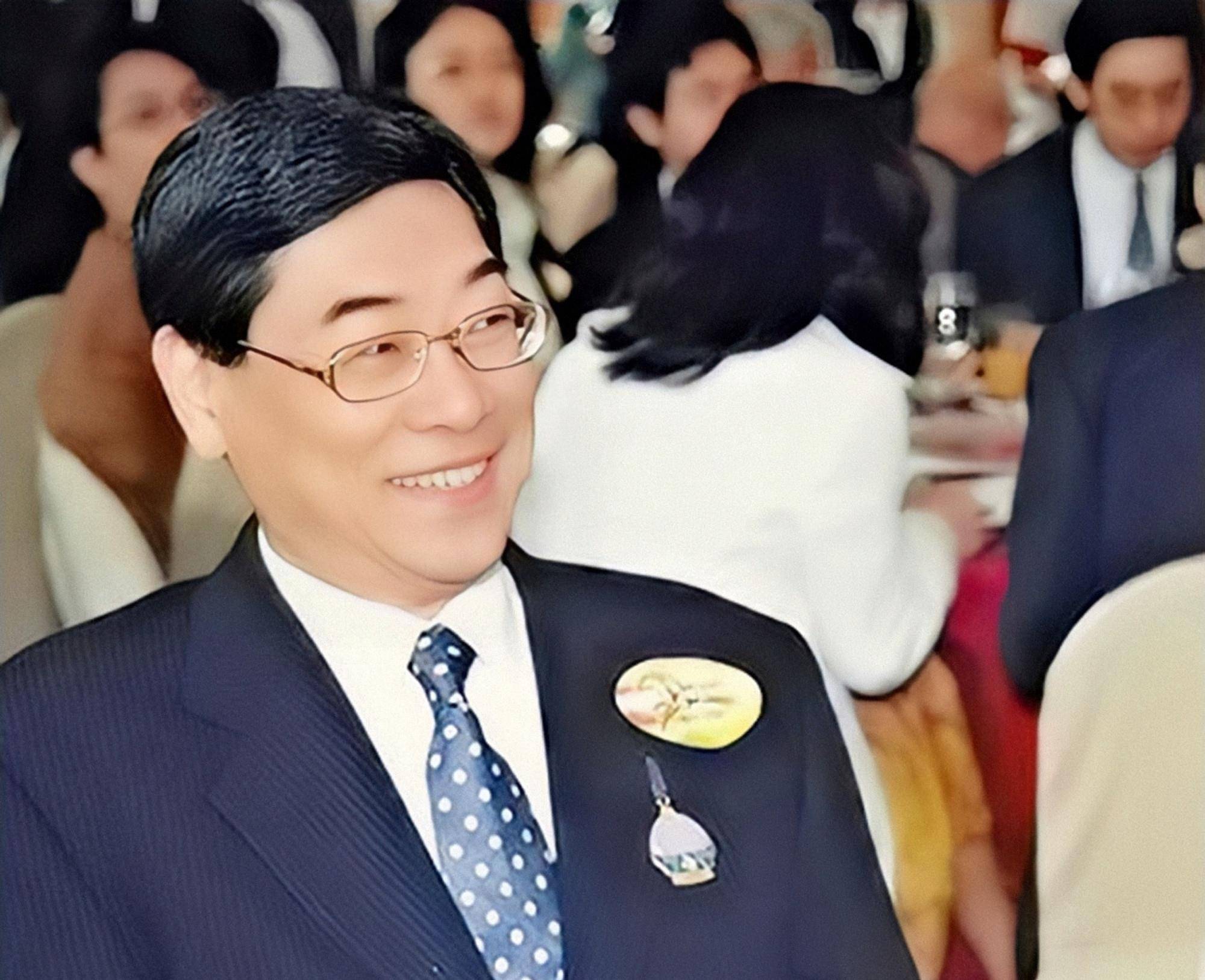 李若彤,一朝为爱,十年息影,尝尽虐恋富豪之苦,脱身走向新人生_郭应泉