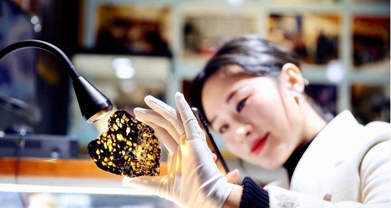 陨石猎人杨可欣:5年冒死捡600颗陨石,拒绝天价收购,自开陨石馆_石友