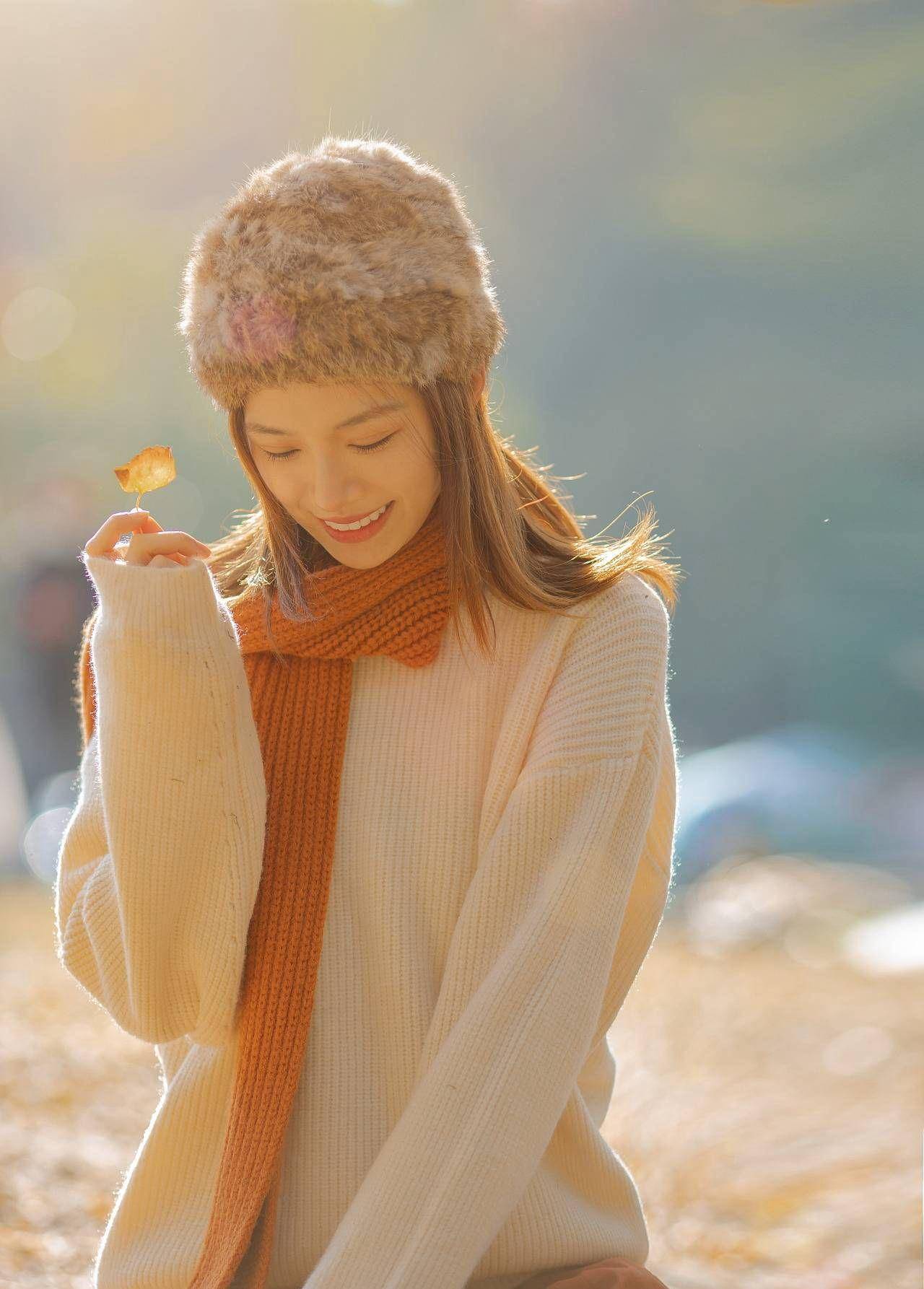 美女图集:白色毛衣温柔的气息散发着全身,下搭橘色的半身裙_自然