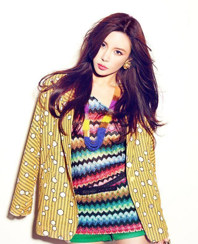 22岁女大学生上《非诚勿扰》征婚爆红的谢佳,10年后又来一次征婚_马诺