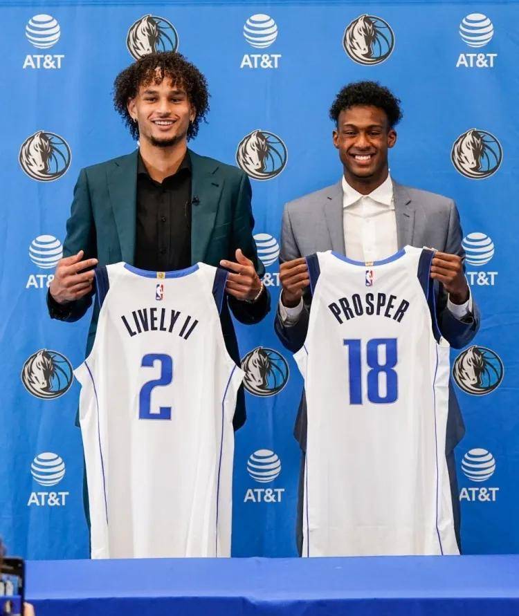 独行侠为新秀开发布会,欧文的2号球衣以归属莱夫利_续约_湖人_赛季