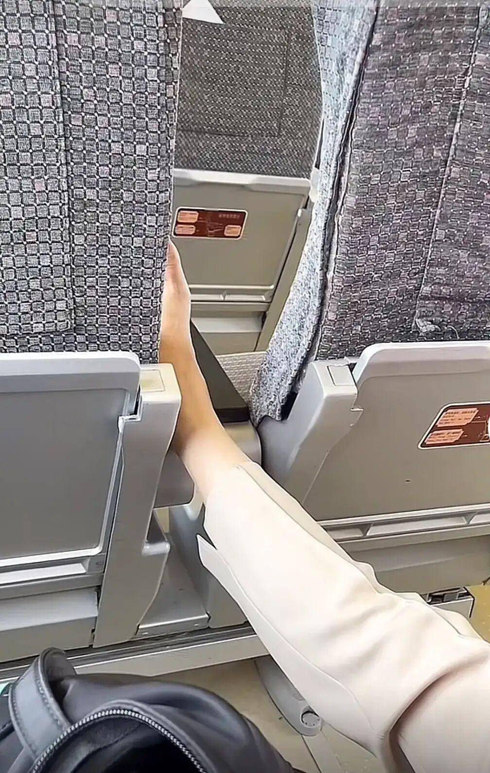 广东电视台主持人毛琳坐高铁出行,身旁一名大妈赤脚伸到前排位置_文明