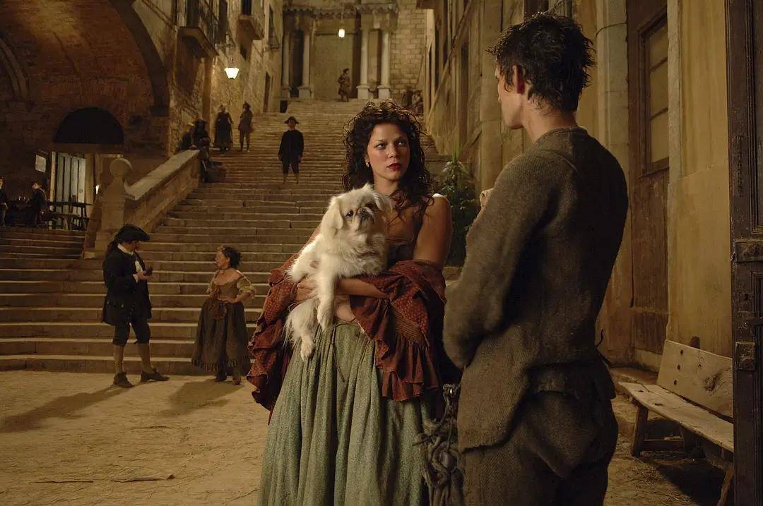 劳拉(laura):瑞秋·哈伍德饰演的劳拉是一个引发格勒诺耶迷恋的美丽