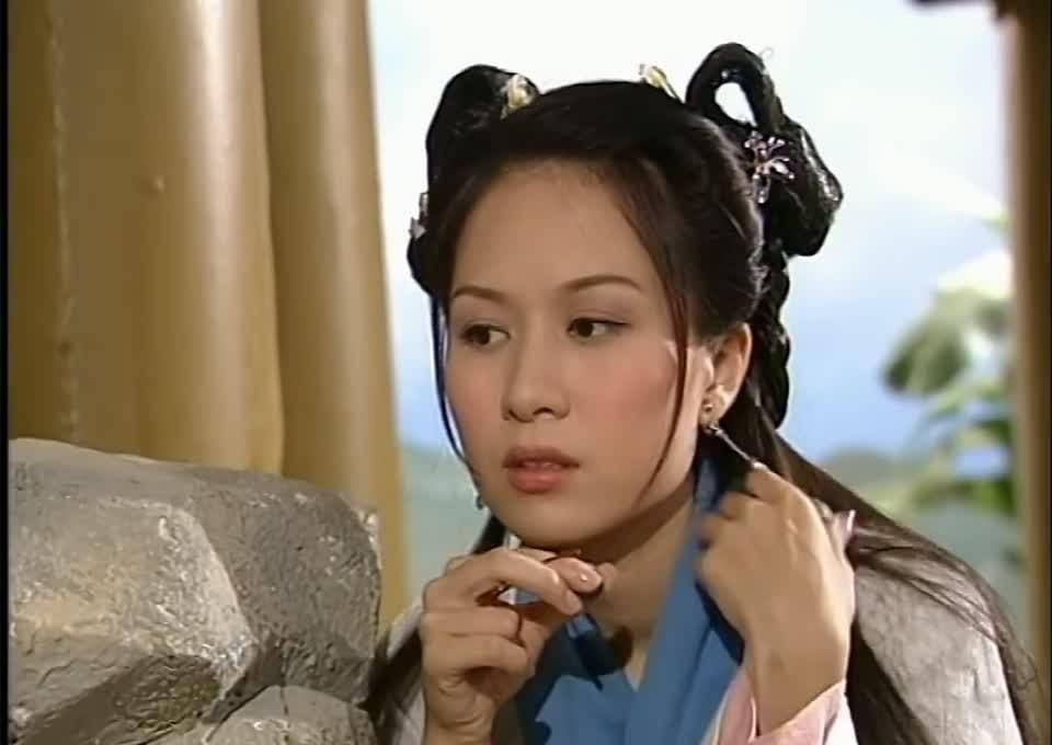 她的身份同郭嬛一样,都是流落街头的孤女,郭嬛碰巧看到满身泥污的桑柔