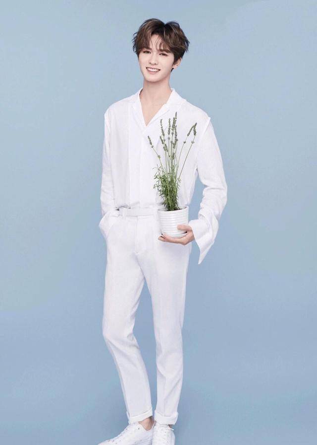 林彦俊,朱正廷,王子异,小鬼,尤长靖都是白衣少年,只是尤长靖的身高拉