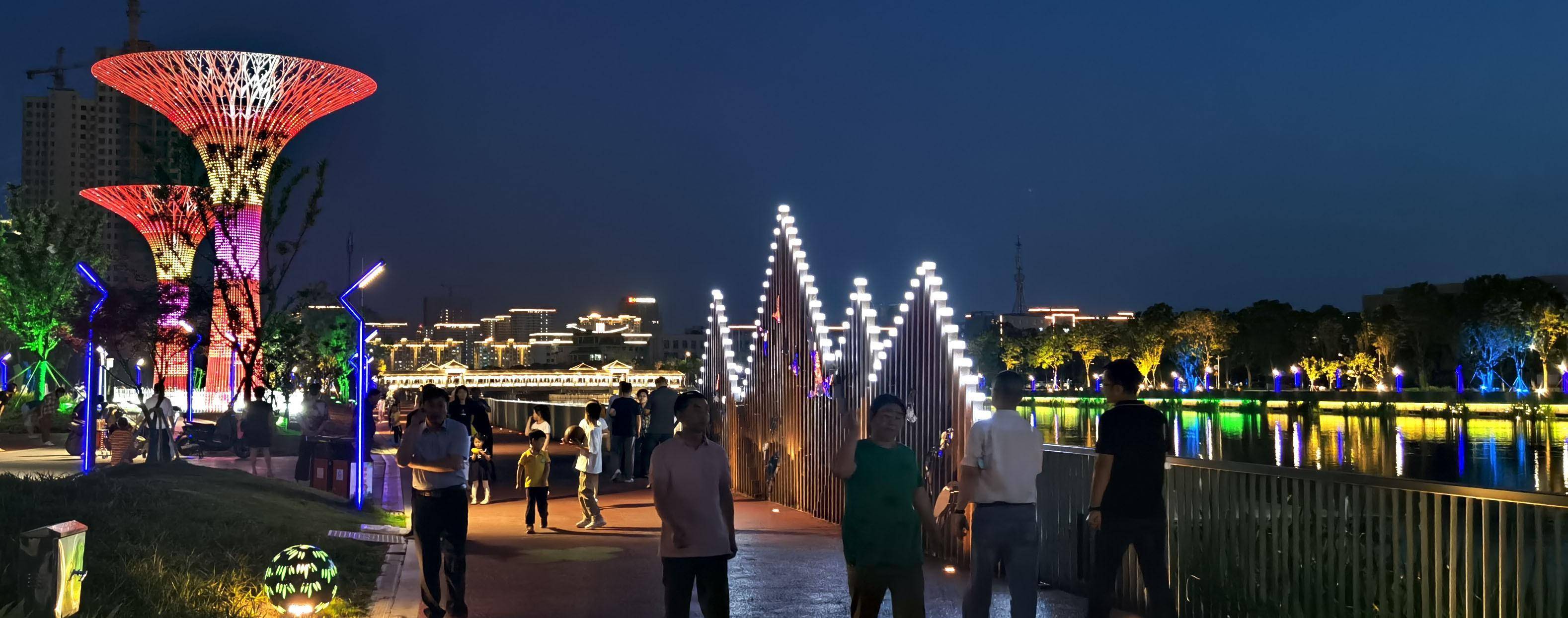 兴化:昭阳湖公园-"城市绿肺" 夜晚令人流连忘返的亮化景观_玻璃_游客