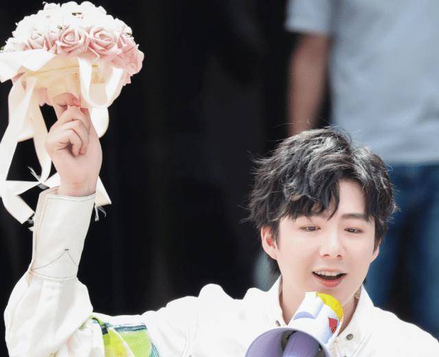 粉丝穿婚纱给刘宇宁丢捧花,他接那一下非常的心动,太浪漫了吧!