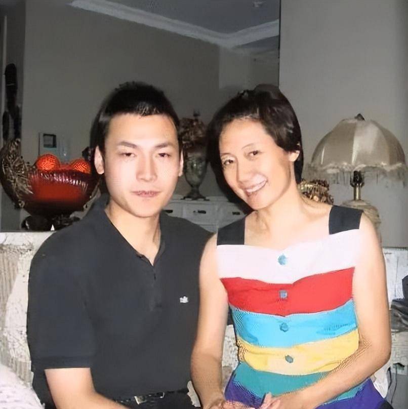 "邢捕头"范明:娶大6岁二婚老婆宠成宝,把继子培养成国家骄傲_厉玲