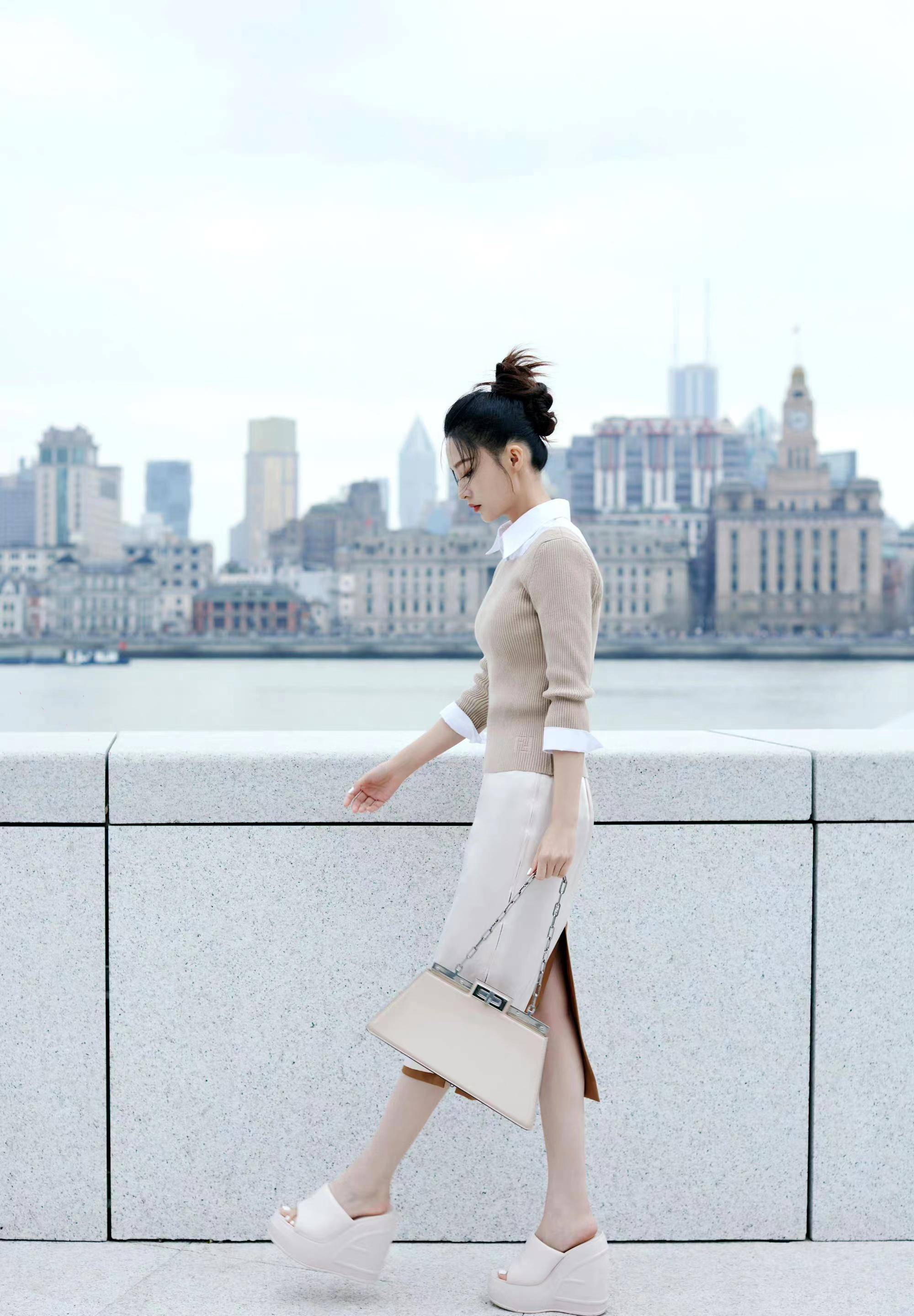 李沁亮线下活动,毛衣直筒裙,精致简约又高级!_时尚_性格_衣服