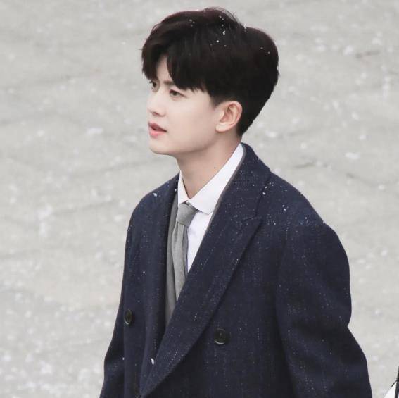 任嘉伦这也太潮了,看到他在剧组休息时的造型,确定是31岁奶爸?