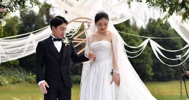 奥运冠军邹凯老婆怀二胎,晒全家福显甜蜜,一家三口笑容灿烂_周捷_体操