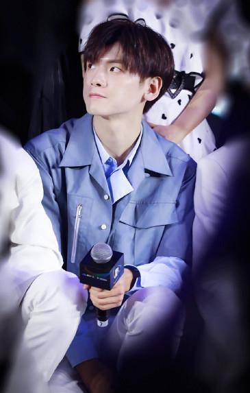 r1se男团饭拍:何洛洛白色西装超a,他的着装很老气_资源_翟潇_周震