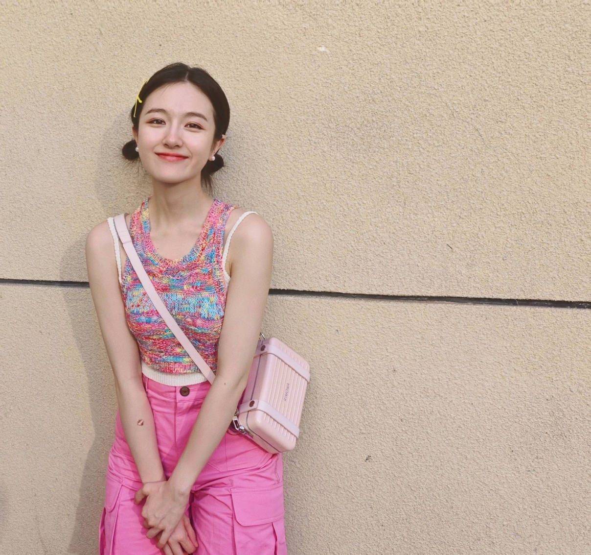 李兰迪夏日穿搭散发元气魅力,锁骨成为最抢眼亮点_粉色_肌肤_笑容