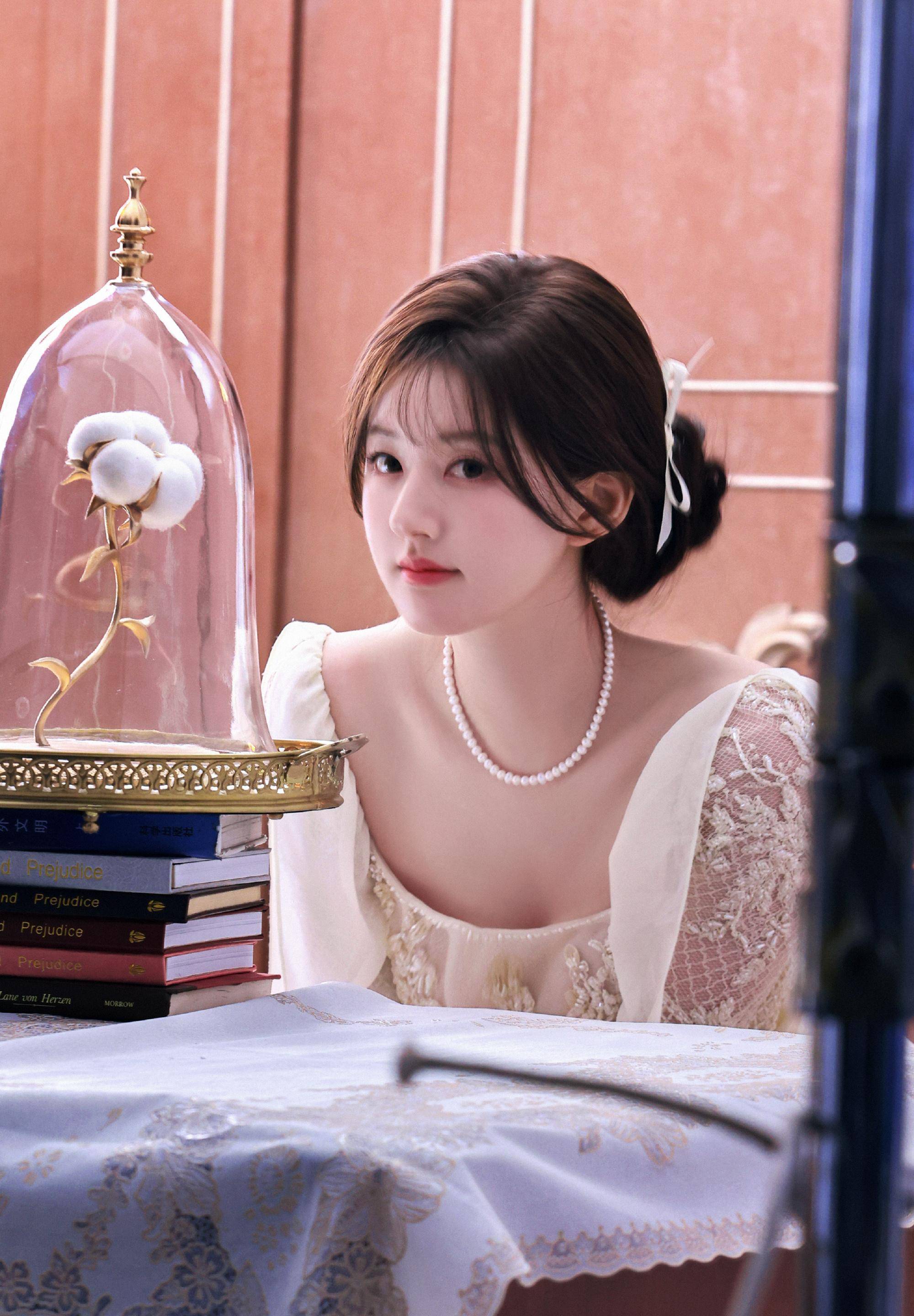 赵露思儿童节商务照,白色时尚纱裙搭配简单的扭发和