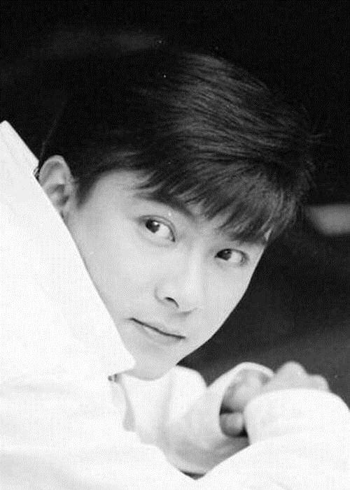 1984年,19岁的张卫健被记者问跟张国荣的关系?他是我亲表哥!