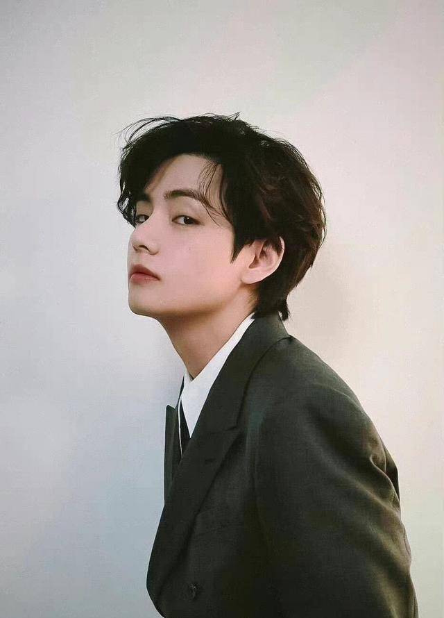 金泰亨vogue银十封面怼脸杀,谁看了都得尖叫啊_因为_vogue_男子