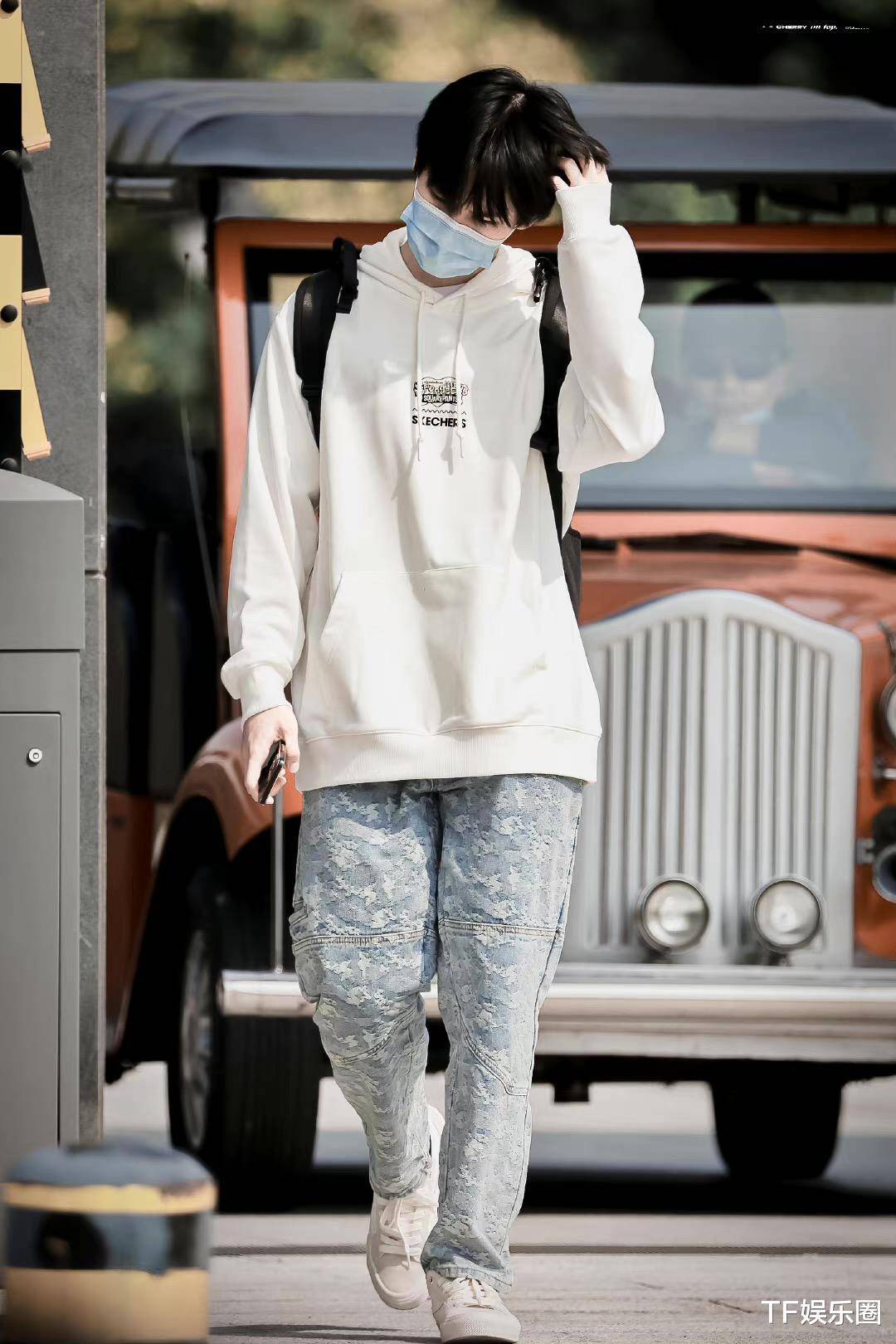 张真源出现在中戏官网,双手放腿上坐姿端正地拍照,女同学盯着看_军训