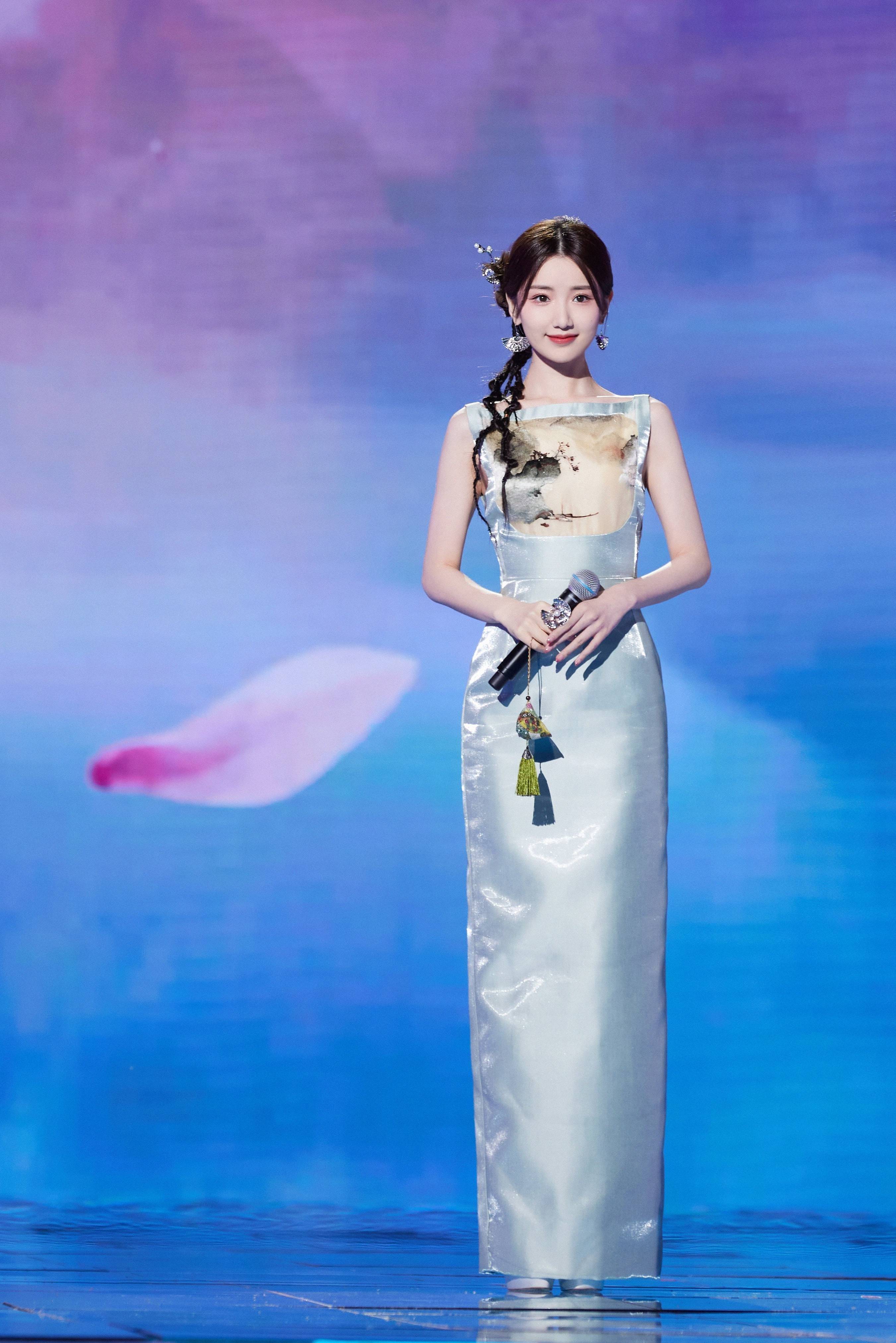 毛晓彤蓝色连衣裙优雅时尚写真_网友_感觉