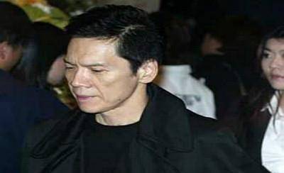 李泰龙一直盘踞尖东一带,事发现场是其势力范围,一般帮派仇杀鲜会跑至