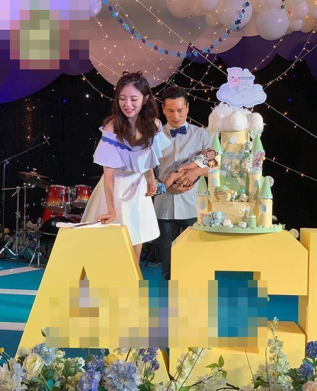 安以轩设宴庆祝儿子双满月,陈荣炼抱66拍全家福_夫妇_礼盒_贾静雯