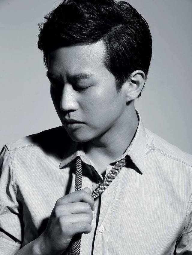 2001至02年主演情景喜剧《欢乐青春》及爱情喜剧《当爱情失去记忆》等