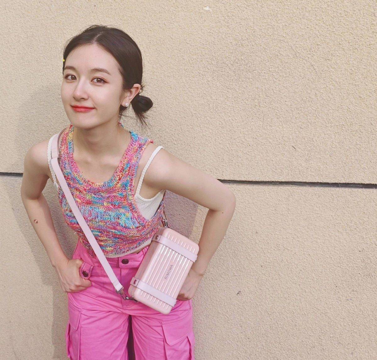 李兰迪夏日穿搭散发元气魅力,锁骨成为最抢眼亮点_粉色_肌肤_笑容