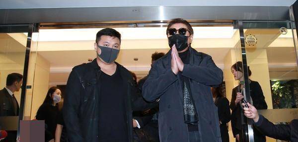 高以翔父母陪伴爱子3小时后,忍痛步出灵堂并暖心提醒记者要小心_爸爸