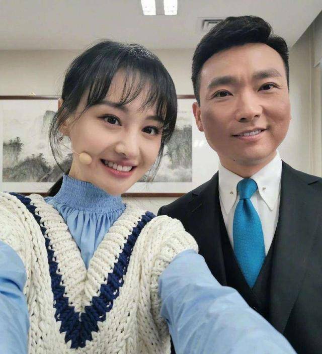 张蕾搂康辉方式太暧昧?