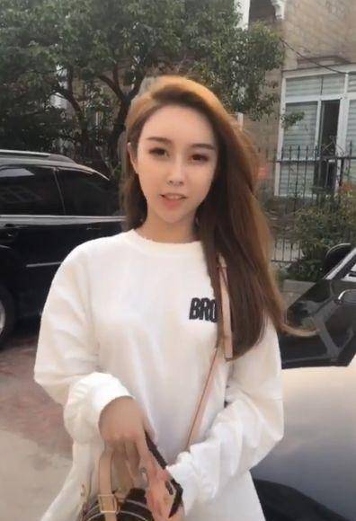 抖音小姐姐在豪车前拍照,结果遭路人讽刺真虚荣,网友:太真实了_生活