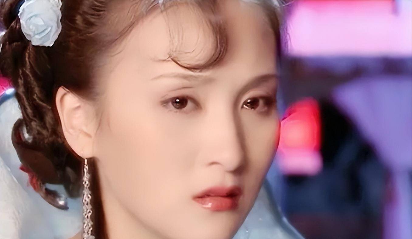 樱桃小口甜如蜜,眼窝深邃惹人怜,再配上那对极具古典气质的柳叶细眉