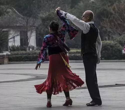 60岁大妈哭诉交谊舞碰不得,跳了两个月,就让我什么