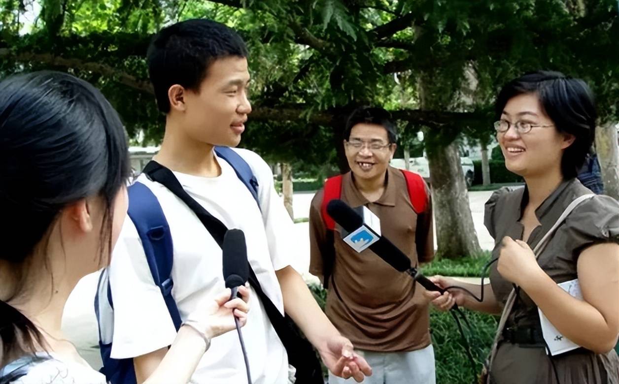 高考702分学霸想去北大见韦神，韦东奕回济南老家，久违露出笑脸-韦东奕多少分考的北大
