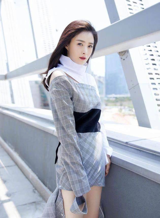 瘦出尖下巴的蒋欣真的是好美,好瘦,甜炸了!果然瘦才是王道!