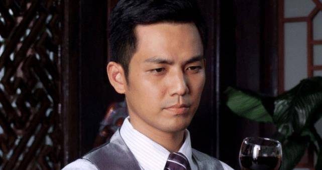 47岁钟汉良明显发胖,脸又肿又僵硬,一不小心撞到了张庭老公_明星_年纪